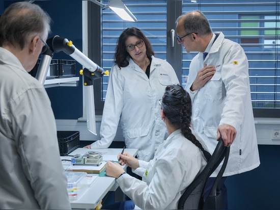 CCO Manuela Münch explains electronics manufacturing at SONOTEC to German Chancellor Friedrich Merz and Minister President Dr. Reiner Haseloff