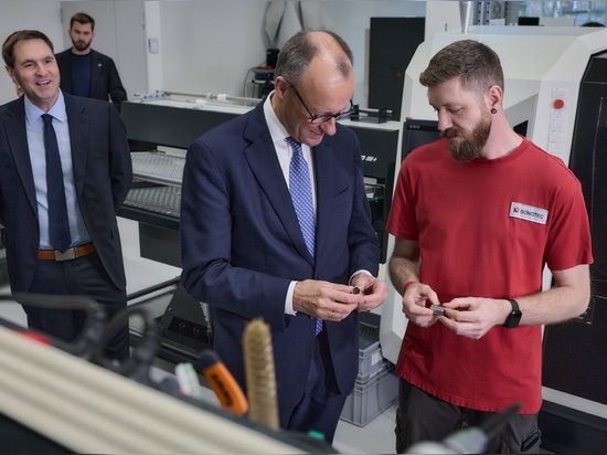 SONOTEC employees talk to German Chancellor Friedrich Merz about mechanical manufacturing