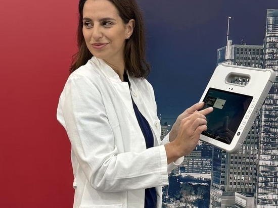 MD-100 with a woman