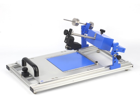 Table-top device with height-adjustable load arm