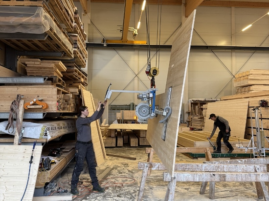 Tilt function vacuum lifter