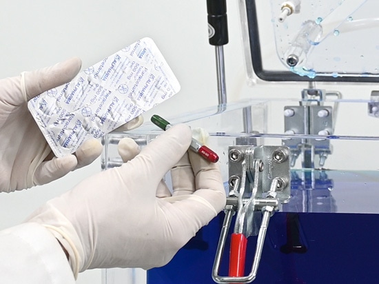 CDV Pharma external pressurization, which significantly increases sensitivity by actively forcing dye into potential defects.