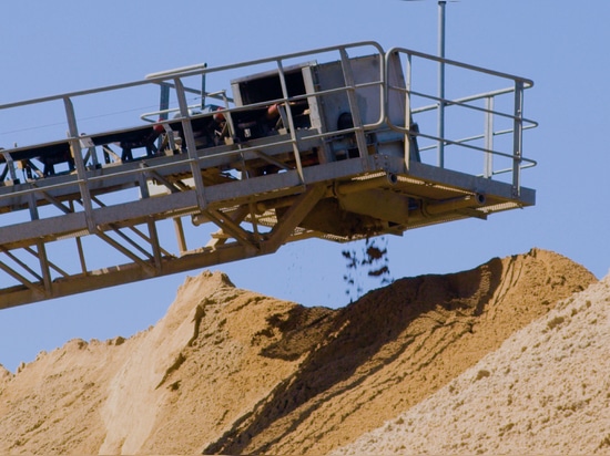 Efficient wash water processing in the sand and gravel industry