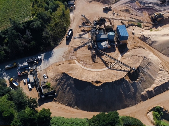 Efficient wash water processing in the sand and gravel industry