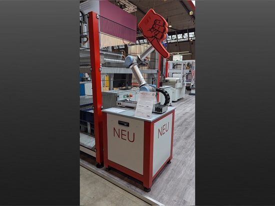 With the seventh axis, a robot can flexibly expand its working space – even without a separate control cabinet.