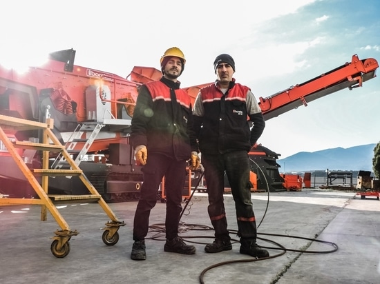 Boratas Technicians in front of Mobile Scalping Screen
