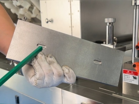 Figure 5 Lower mold pin positioning