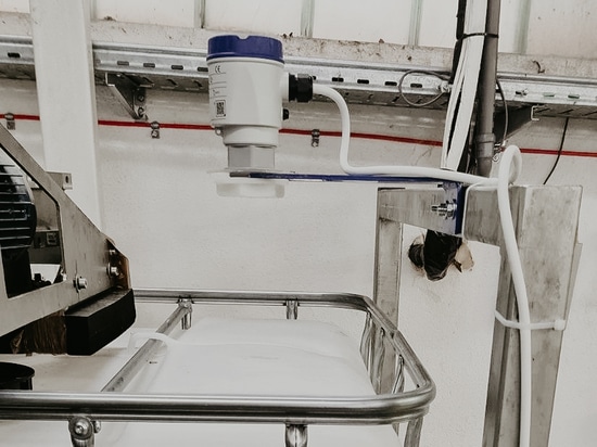 The IBC fill level is detected non-invasively from the outside