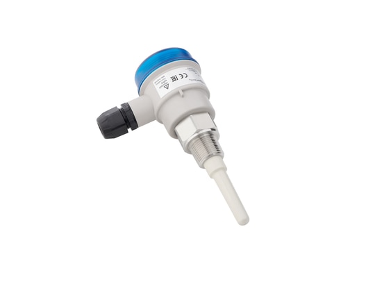 The capacitive level switch Capanivo® CN 7120 measures the minimum level