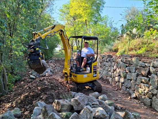 25 YEARS ON SITE. A STORY THAT SMELLS OF IRON, OIL AND ROAD