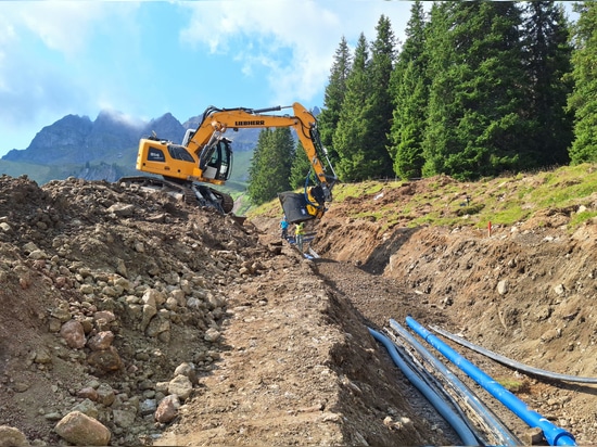 25 YEARS ON SITE. A STORY THAT SMELLS OF IRON, OIL AND ROAD