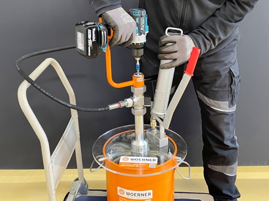 Direct grease gun filling with a cordless screwdriver