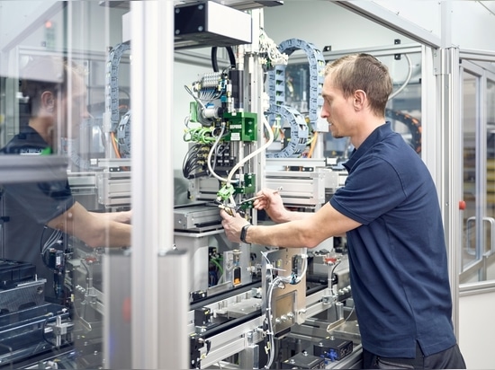 Positioning systems with linear units – such as the spindle axes of the profiLINE series – have been installed by Pematech for many years – their robustness, precision and reliability also impress ...
