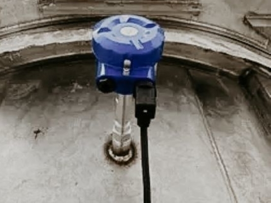 Mounted on top of the truck tank – for precise, maintenance-free maximum level detection without false signals from splashing liquid