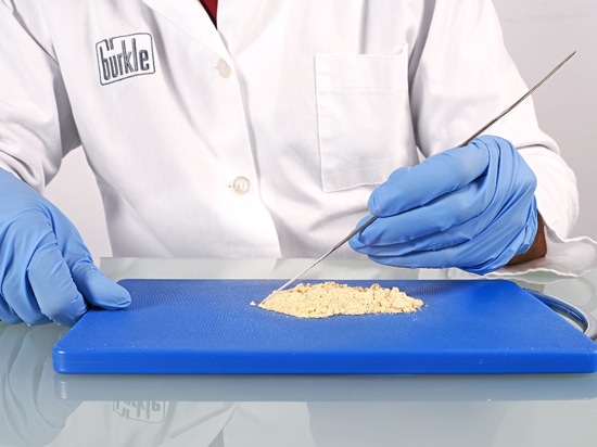 Fine dosing spatula for the smallest sample quantities: Micro powder spatula, angular/half-round shaped, made of stainless steel (Bürkle GmbH)