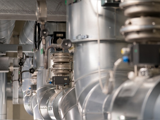 Three segmented disc valves for maintaining the suction pressure in cascade ensure that the heat recovery plant of the three-pipe connection can work optimally even with strongly fluctuating differ...