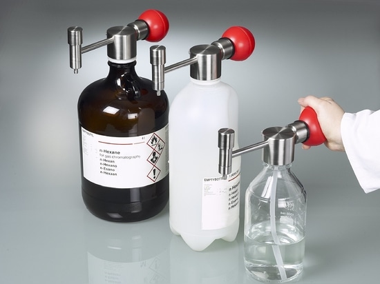 Mini solvent pump: Compact and versatile – for the precise dispensing of solvents from small containers (Bürkle GmbH)