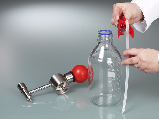 Mini solvent pump: Compact and versatile – for the precise dispensing of solvents from small containers (Bürkle GmbH)