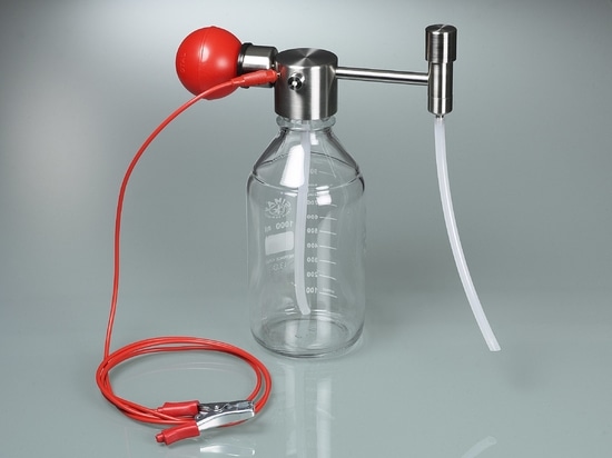 Mini solvent pump: Compact and versatile – for the precise dispensing of solvents from small containers (Bürkle GmbH)