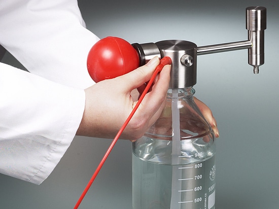 Mini solvent pump: Compact and versatile – for the precise dispensing of solvents from small containers (Bürkle GmbH)