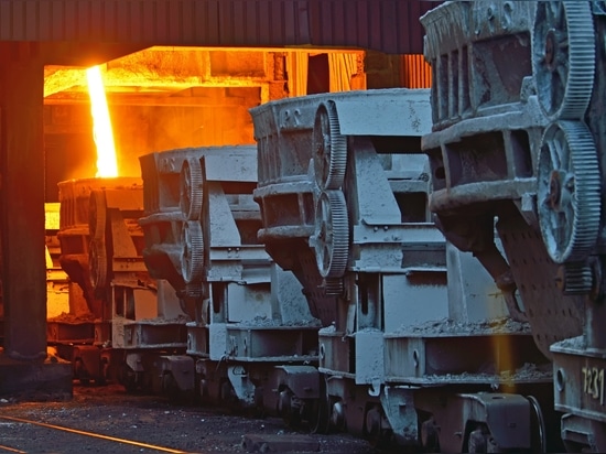 Molten metal transfer into foundry ladles