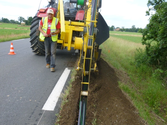 Wizz Wheel 75 digging along the side of a road