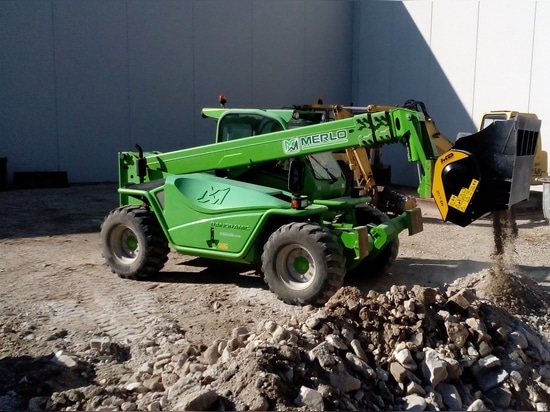 The crusher bucket MB-L160 installed on telescopic handler Merlo Panoramic 38.13