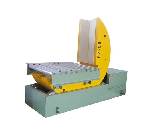 Automatic coil tilter with conveyor