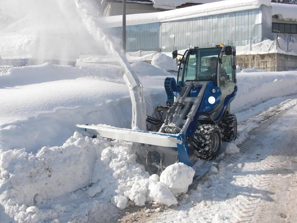 クローラー運搬車が華麗に変身！アタッチメントで除雪機に
