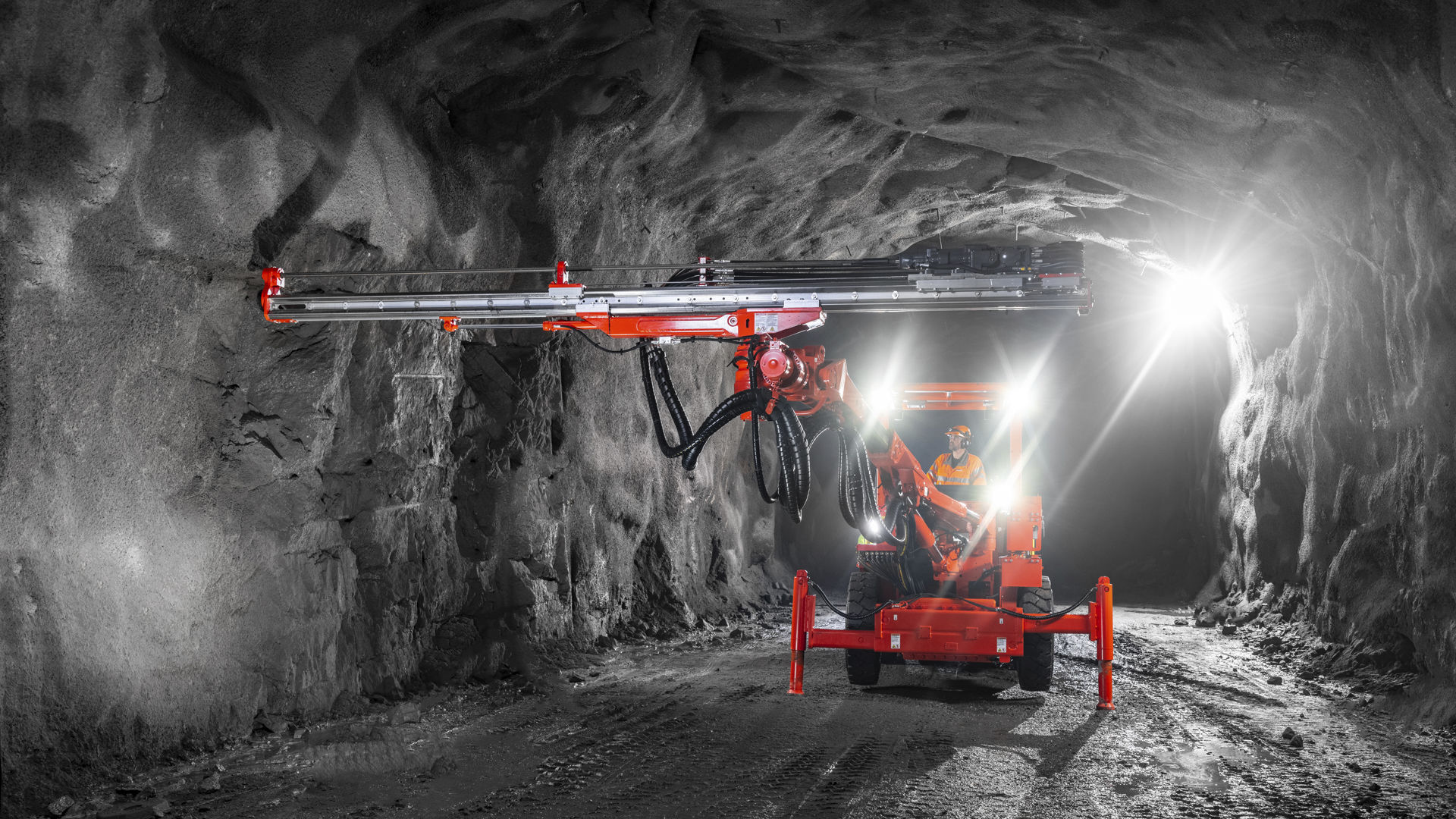 トンネル型用ジャンボ掘削用ドリル - DD311 - Sandvik Mining and Rock