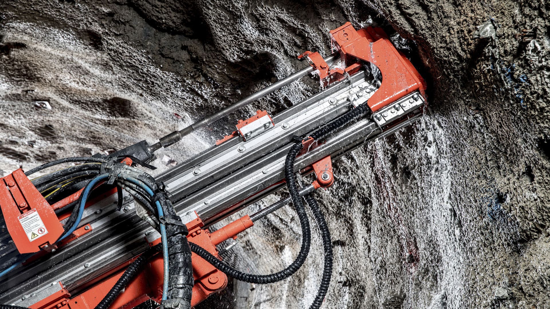 トンネル型用ジャンボ掘削用ドリル - DD210 - Sandvik Mining and Rock