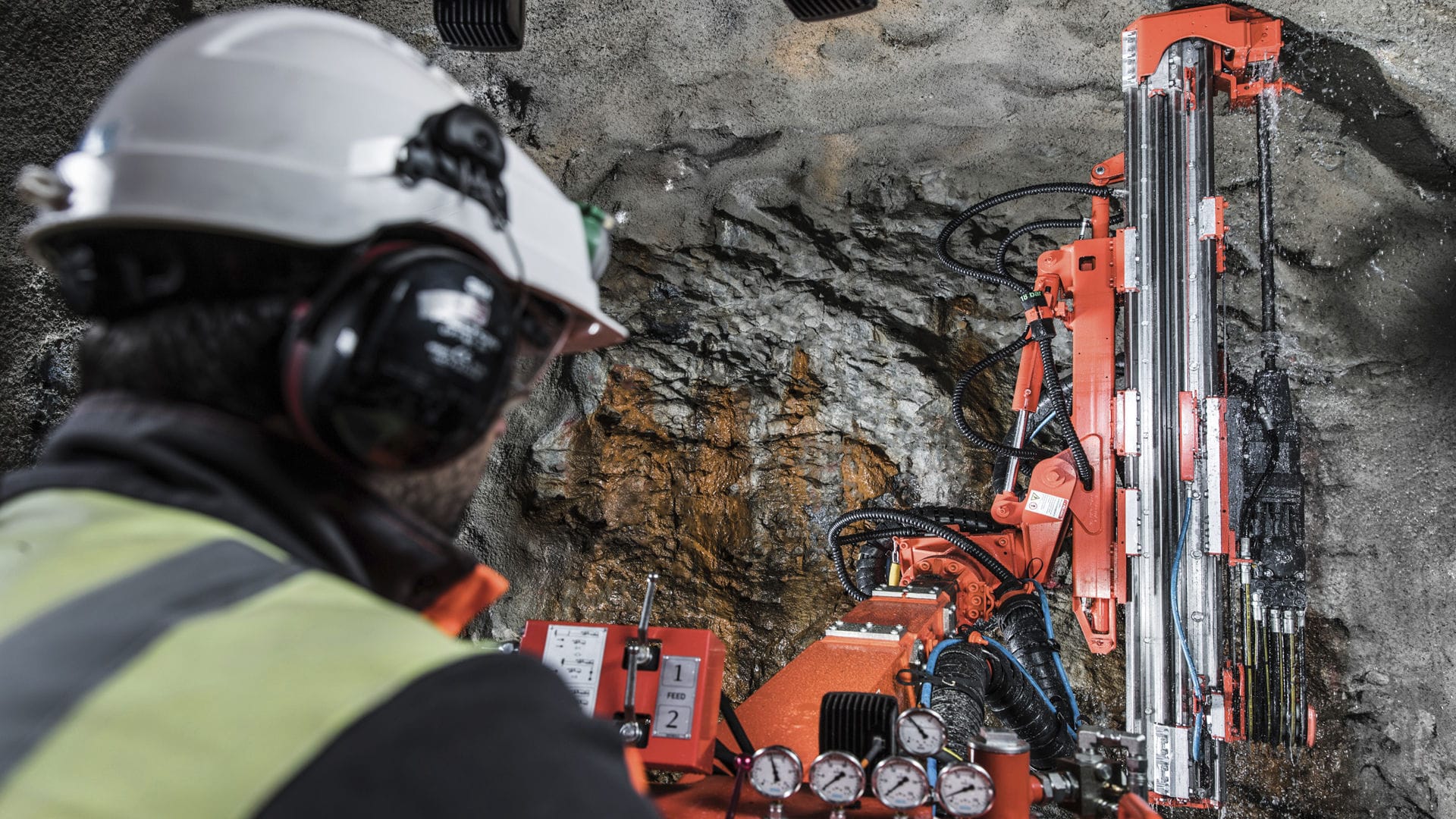 トンネル型用ジャンボ掘削用ドリル - DD210 - Sandvik Mining and Rock