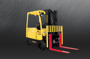 4輪フォークリフト