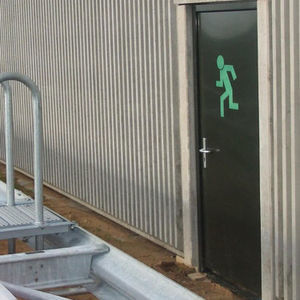蝶番付ドア