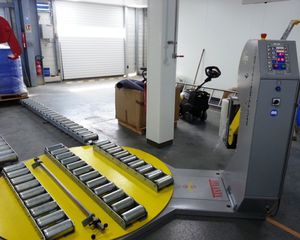 ターンテーブル式ストレッチ包装機 1