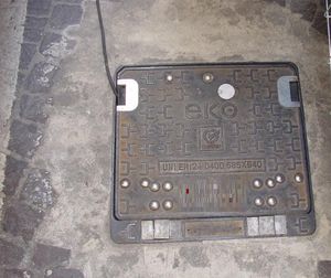 格納式電源台座
