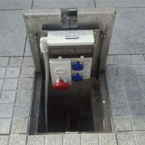 格納式電源台座