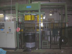 油圧式プレス機 1