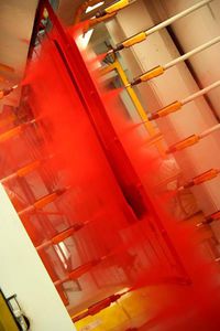 塗り立てのペンキ塗装ブース