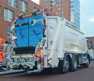 ゴミ容器反転機