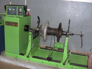 横型釣合い試験機