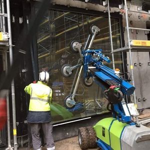自走式ガラス設置ロボット