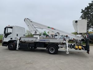 トラックへの取り付け可能伸縮ブーム型高所作業車 1