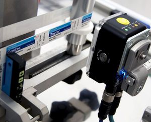 ボトル用ラベル自動貼付機