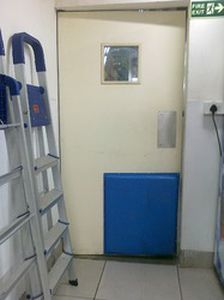 ヒンジ付きドア