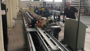 カーテンロール成形機