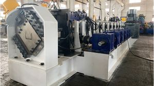 高速道路のガードレール用ロール成形機