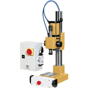 空圧式プレス机