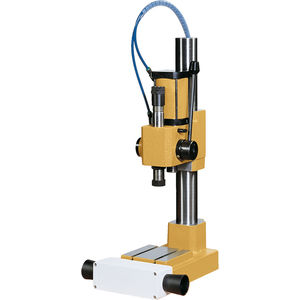空圧式プレス机