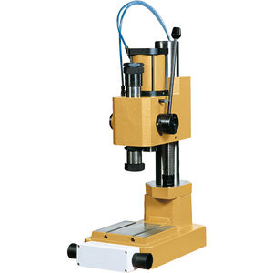 空圧式プレス机